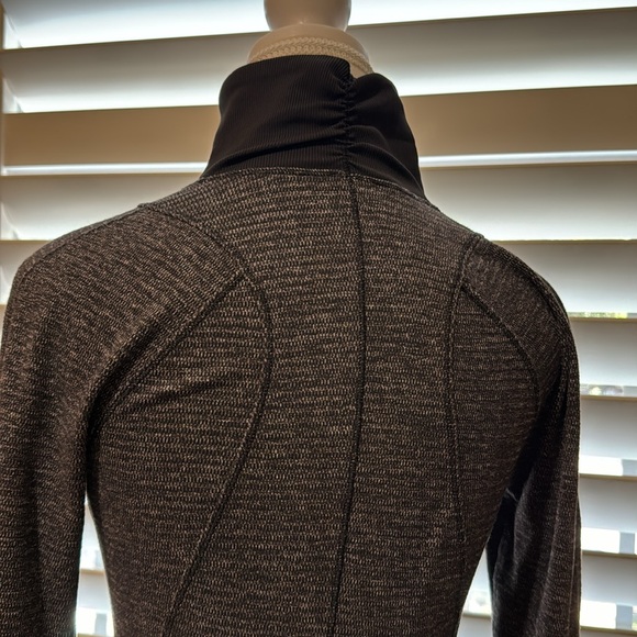 Like new Lulu lemon tops - Picture 5 of 5